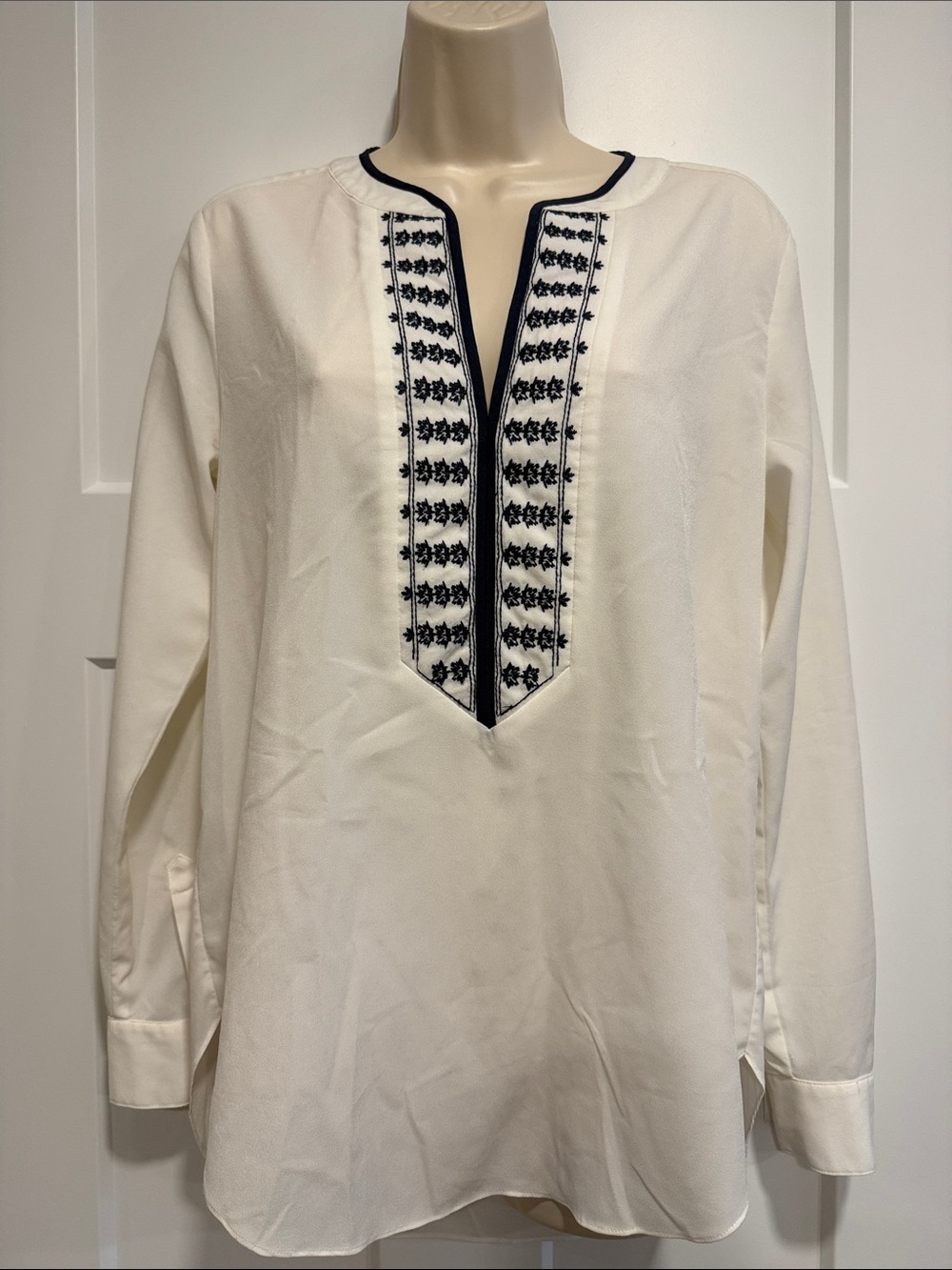 Ann Taylor Ivory Embroidered Tunic Blouse Long Sleeve Navy Detail